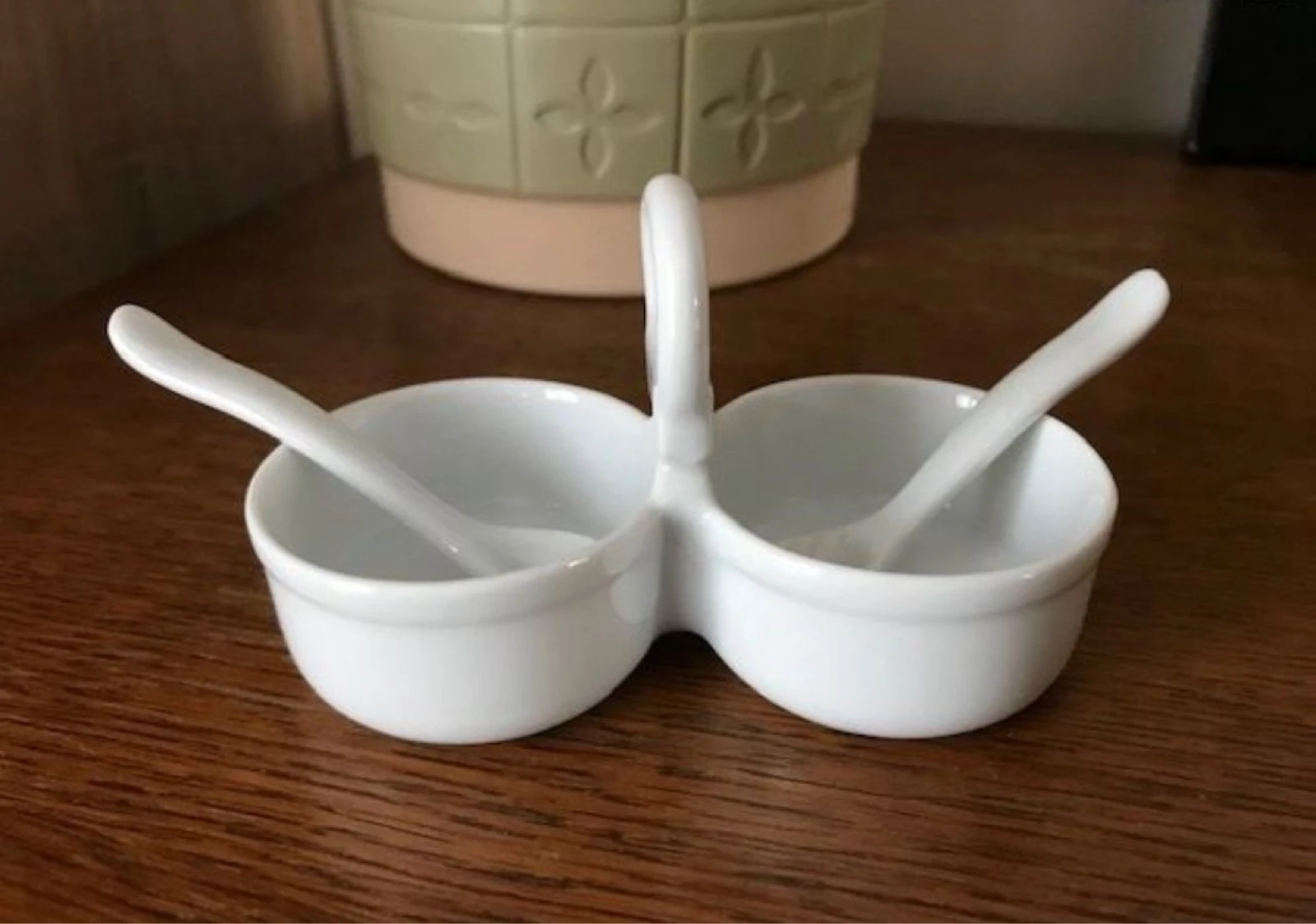 Petite salière et poivrière en porcelaine 